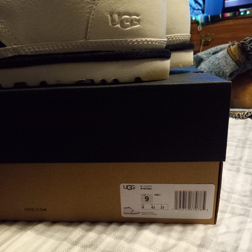 Men's white uggs - Picture 2 of 3